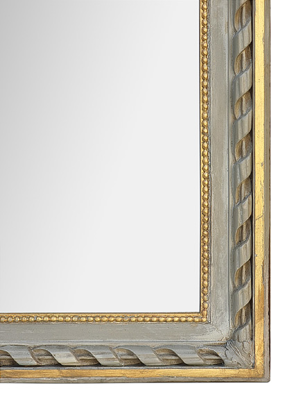 Détail cadre miroir ancien décor rubans, perles, doré et gris trianon