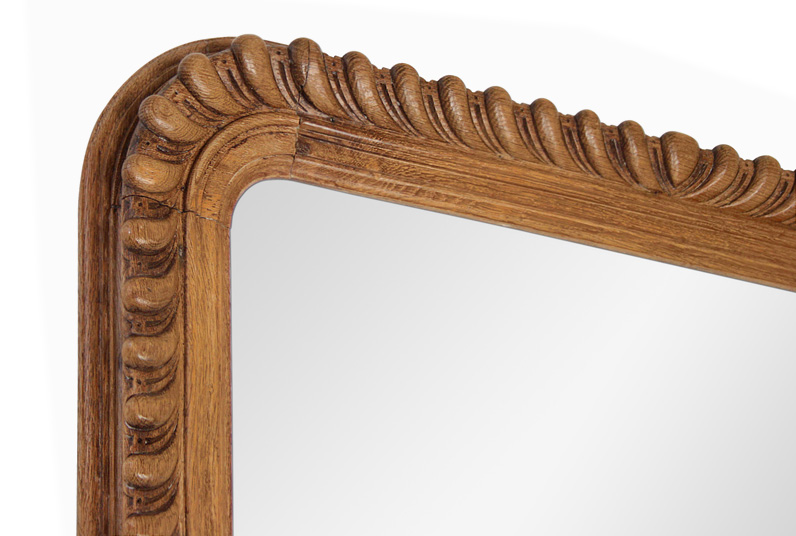 Détail grand miroir ancien, bois sculpté chêne, décors godrons stylisés