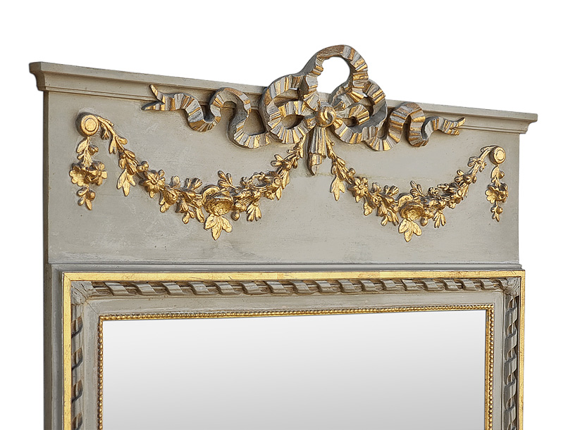 Détail miroir trumeau ancien style Louis XVI, doré et gris trianon