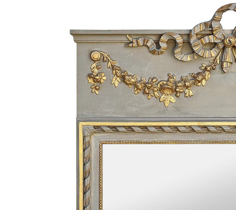 Détail miroir trumeau style Louis XVI, ornements guirlandes de fleurs, rubans, perles