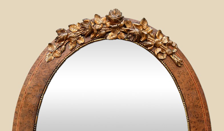 Petit miroir ovale en marqueterie à fronton décor fleurs métal doré