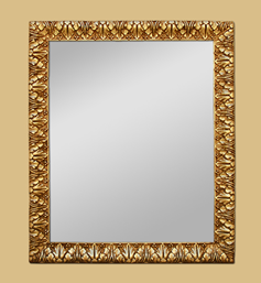 Miroir doré patiné à décor de feuilles d'acanthes